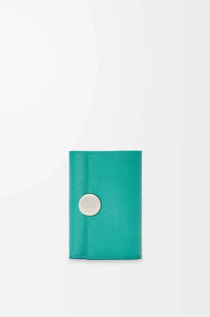 Petit portefeuille vertical Pebble en cuir de veau grainé Pebble Aquamarine