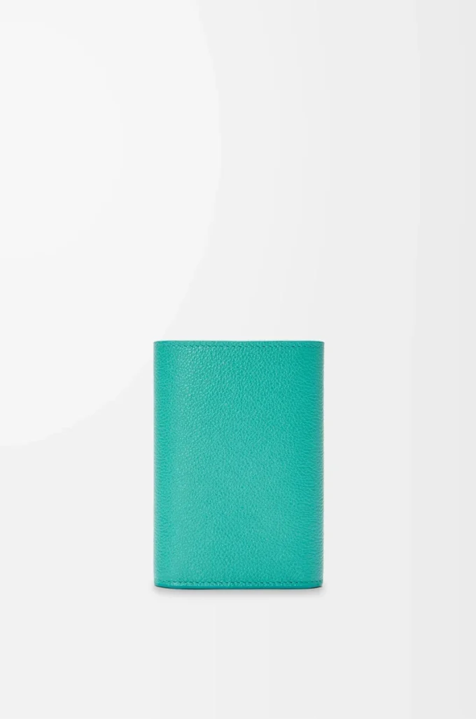 Petit portefeuille vertical Pebble en cuir de veau grainé Pebble Aquamarine
