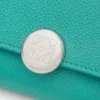 Petit portefeuille vertical Pebble en cuir de veau grainé Pebble Aquamarine