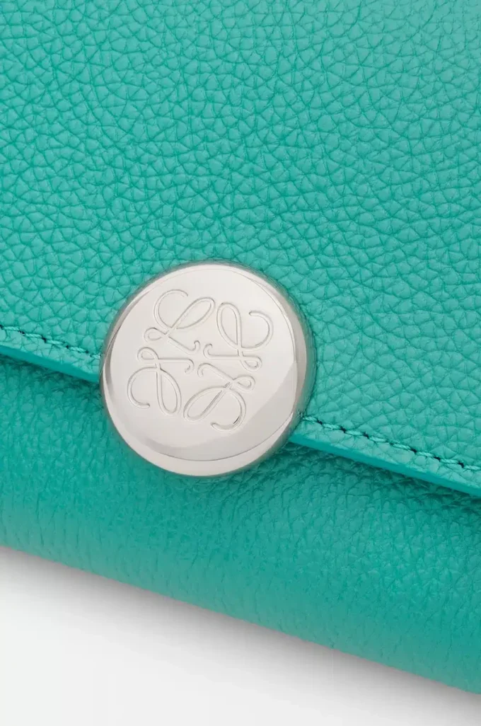 Petit portefeuille vertical Pebble en cuir de veau grainé Pebble Aquamarine