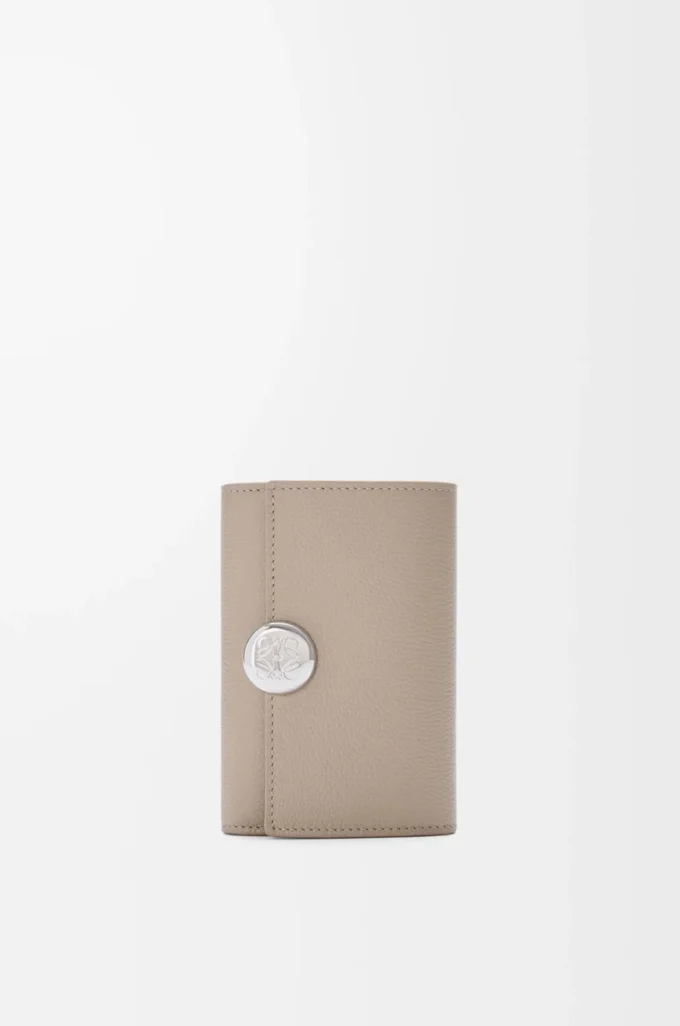 Petit portefeuille vertical Pebble en cuir de veau grainé Pebble Clay