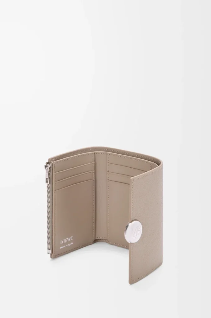 Petit portefeuille vertical Pebble en cuir de veau grainé Pebble Clay