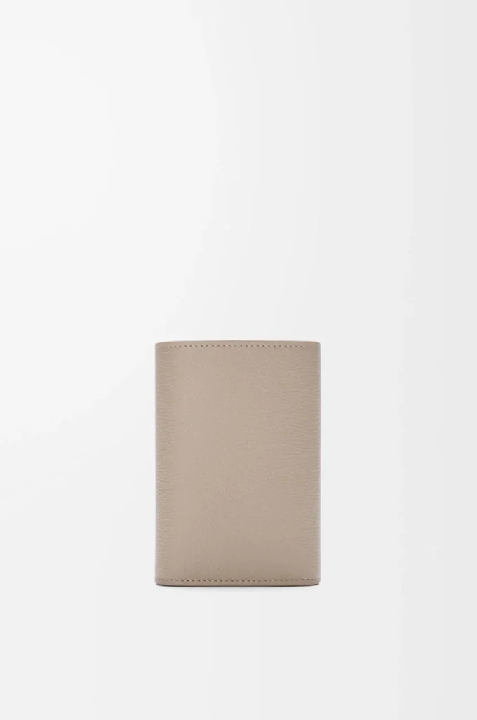 Petit portefeuille vertical Pebble en cuir de veau grainé Pebble Clay