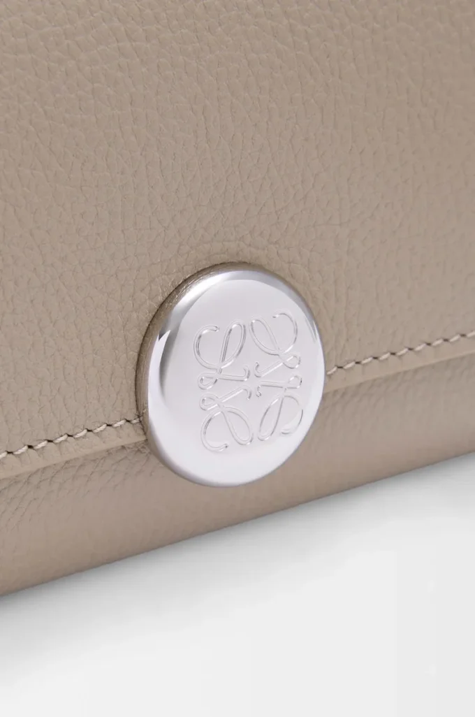 Petit portefeuille vertical Pebble en cuir de veau grainé Pebble Clay