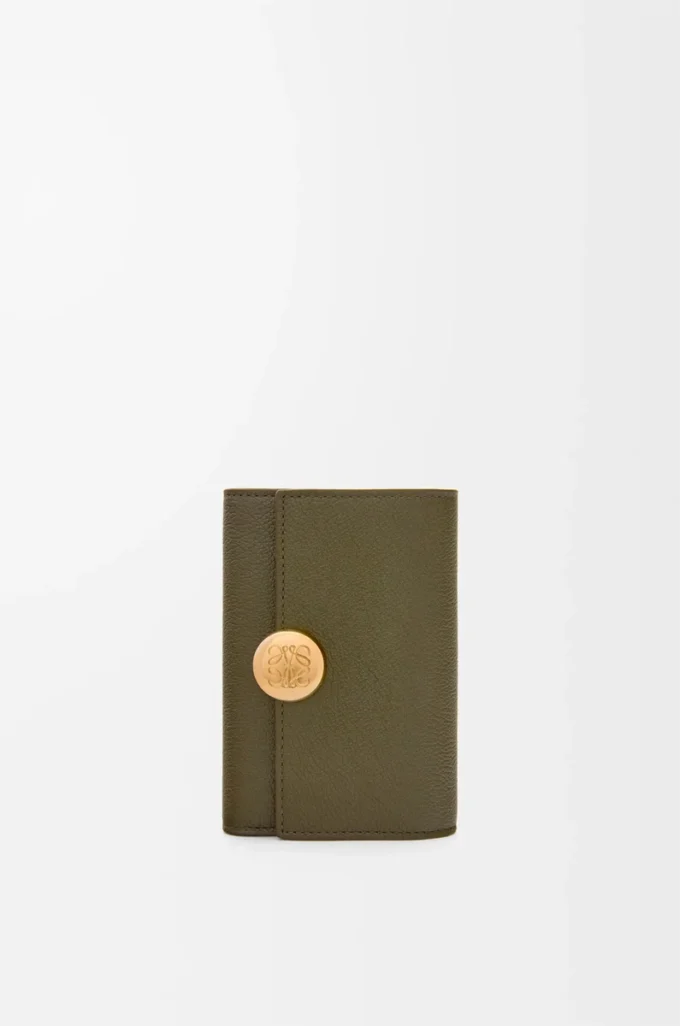 Petit portefeuille vertical Pebble en cuir de veau grainé Pebble Dark Khaki