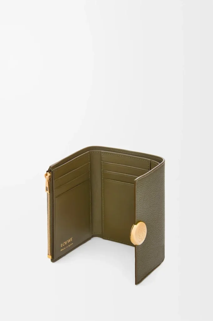 Petit portefeuille vertical Pebble en cuir de veau grainé Pebble Dark Khaki