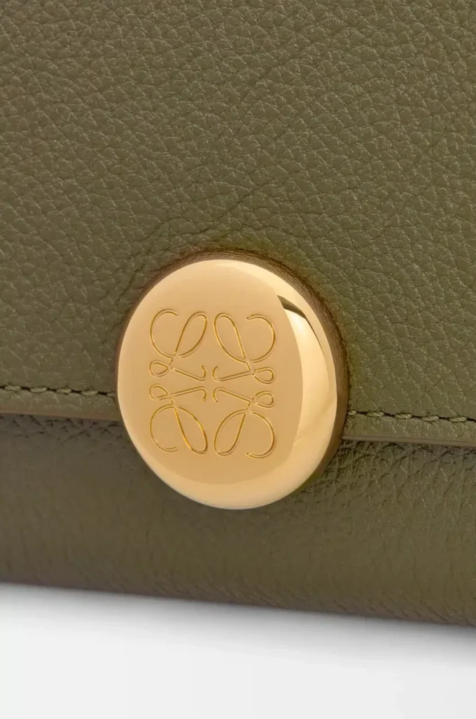 Petit portefeuille vertical Pebble en cuir de veau grainé Pebble Dark Khaki