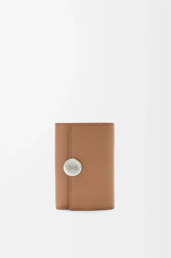 Petit portefeuille vertical Pebble en cuir de veau grainé Pebble Moka
