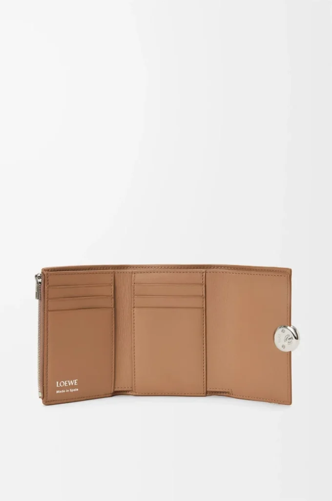 Petit portefeuille vertical Pebble en cuir de veau grainé Pebble Moka