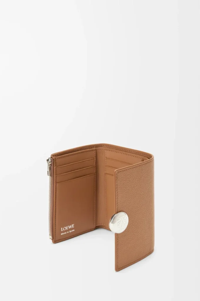 Petit portefeuille vertical Pebble en cuir de veau grainé Pebble Moka