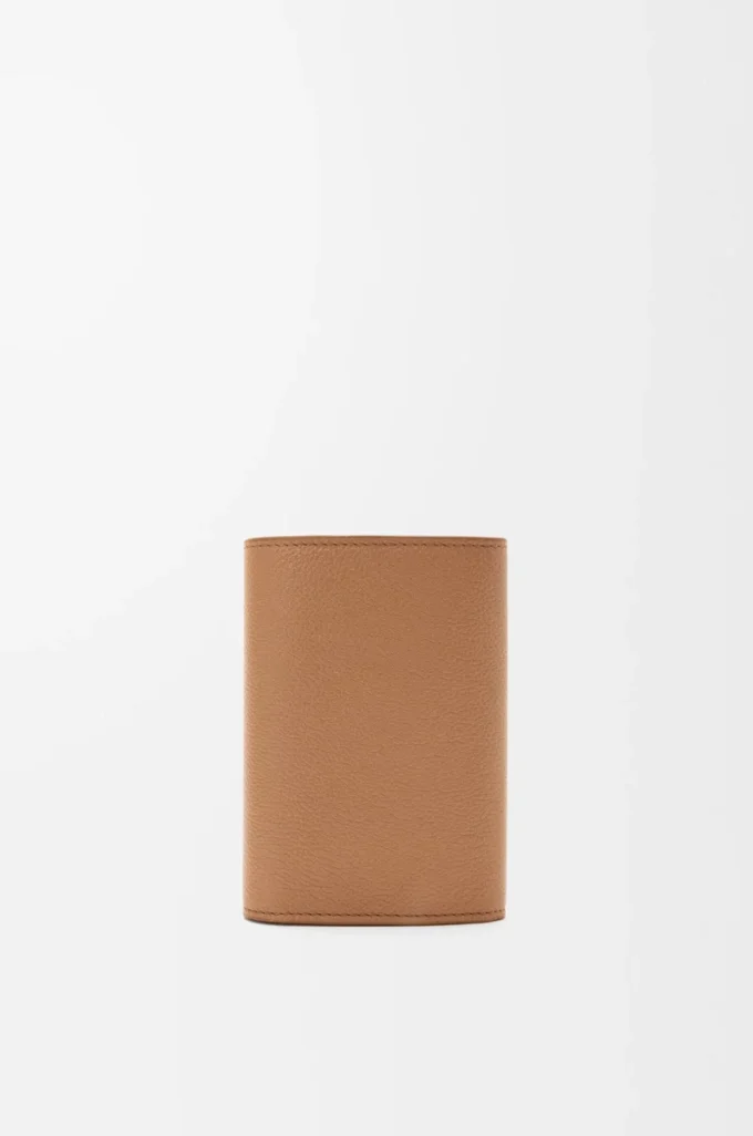 Petit portefeuille vertical Pebble en cuir de veau grainé Pebble Moka