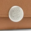 Petit portefeuille vertical Pebble en cuir de veau grainé Pebble Moka