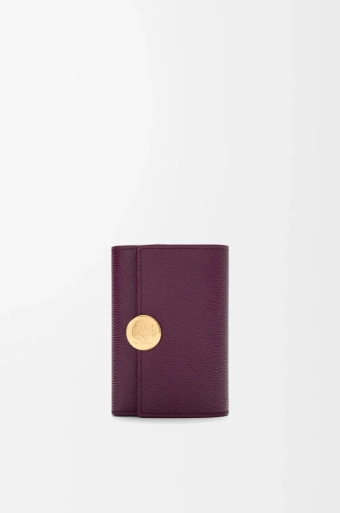 Petit portefeuille vertical Pebble en cuir de veau grainé Pebble Prune