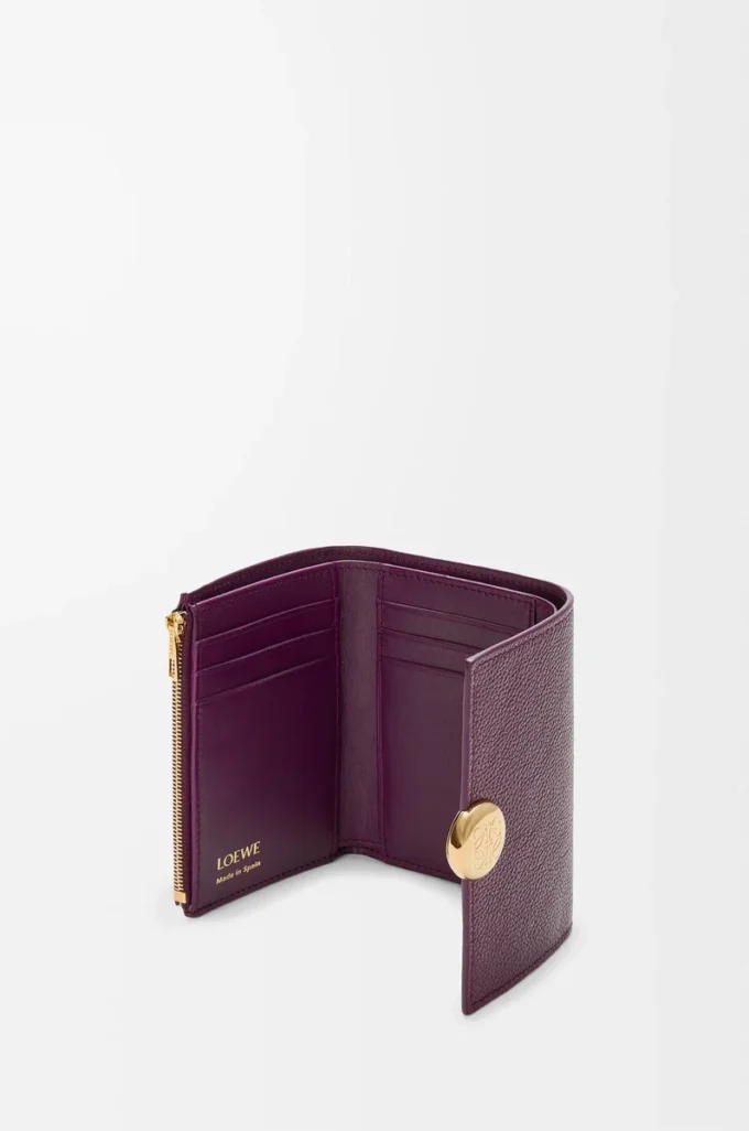 Petit portefeuille vertical Pebble en cuir de veau grainé Pebble Prune
