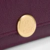 Petit portefeuille vertical Pebble en cuir de veau grainé Pebble Prune