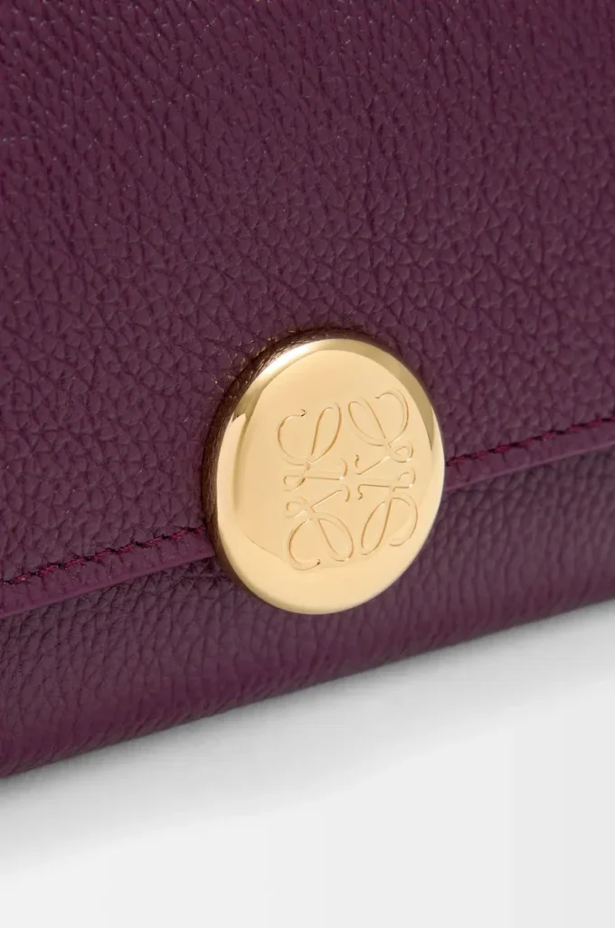 Petit portefeuille vertical Pebble en cuir de veau grainé Pebble Prune