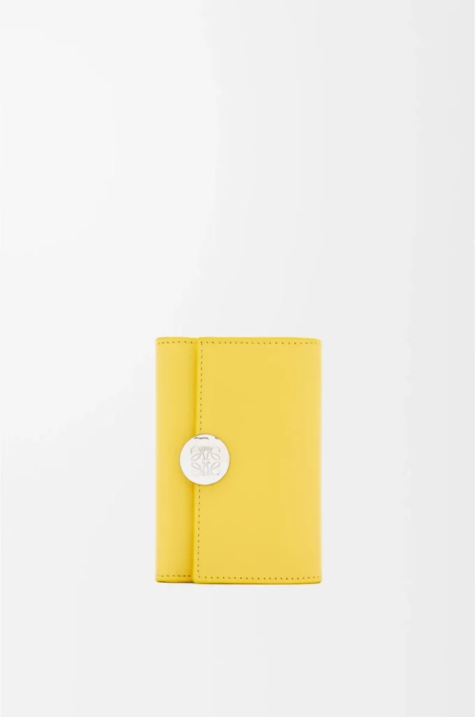 Petit portefeuille vertical Pebble en cuir de veau nappa brillant Baby Corn
