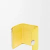 Petit portefeuille vertical Pebble en cuir de veau nappa brillant Baby Corn