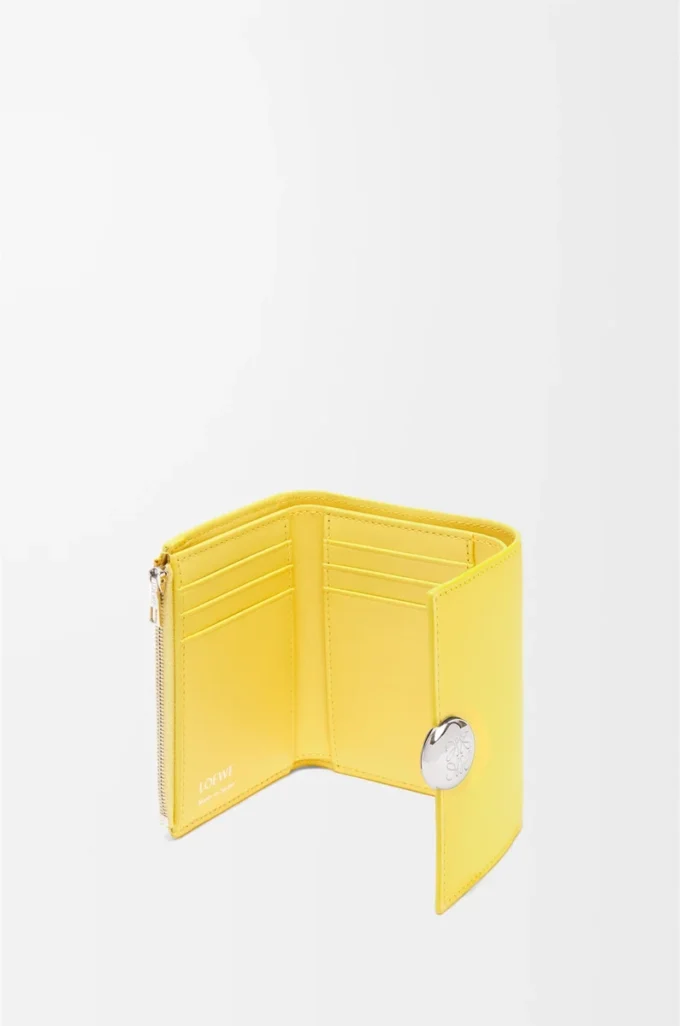 Petit portefeuille vertical Pebble en cuir de veau nappa brillant Baby Corn
