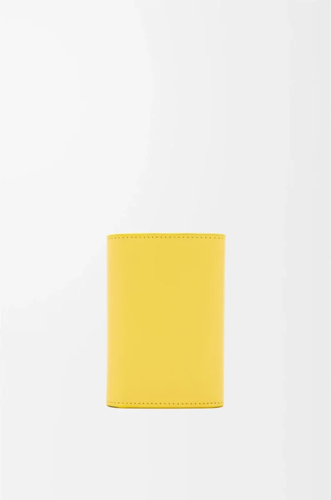 Petit portefeuille vertical Pebble en cuir de veau nappa brillant Baby Corn