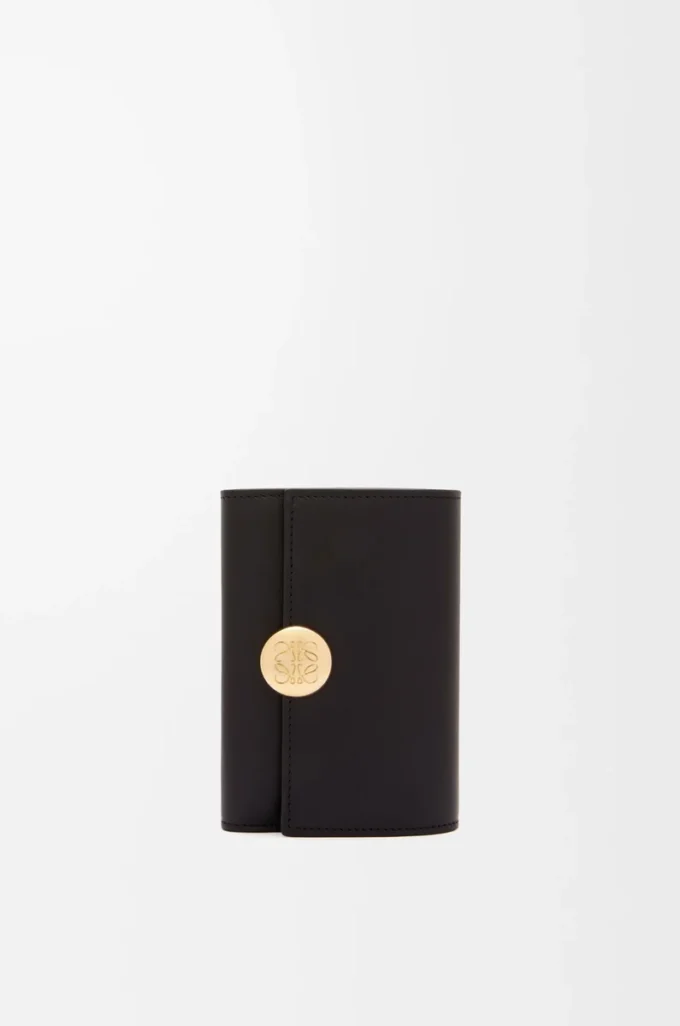 Petit portefeuille vertical Pebble en cuir de veau nappa brillant Black