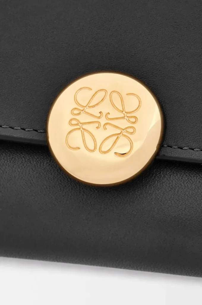 Petit portefeuille vertical Pebble en cuir de veau nappa brillant Black