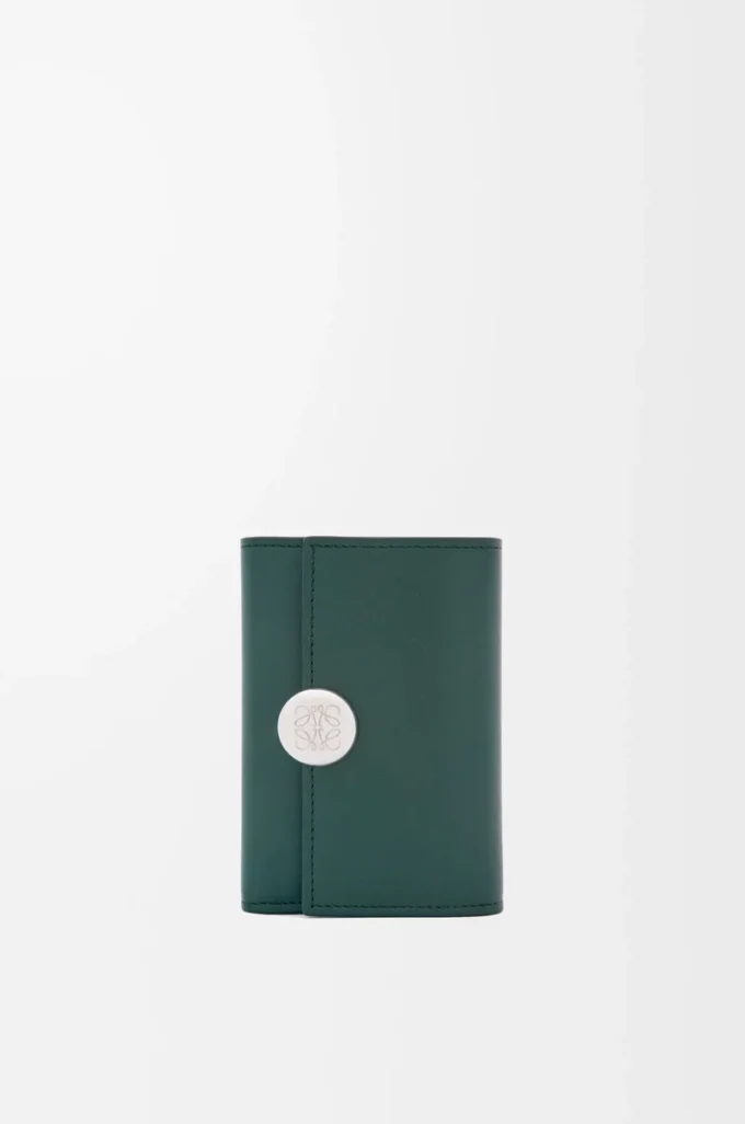 Petit portefeuille vertical Pebble en cuir de veau nappa brillant Deep Forest