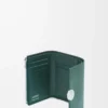 Petit portefeuille vertical Pebble en cuir de veau nappa brillant Deep Forest