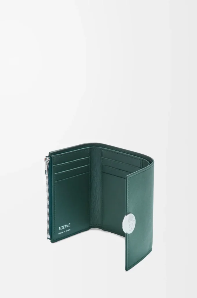 Petit portefeuille vertical Pebble en cuir de veau nappa brillant Deep Forest