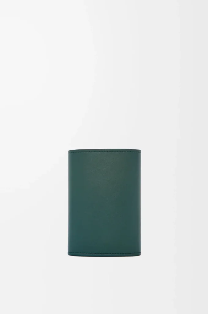 Petit portefeuille vertical Pebble en cuir de veau nappa brillant Deep Forest