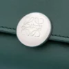 Petit portefeuille vertical Pebble en cuir de veau nappa brillant Deep Forest