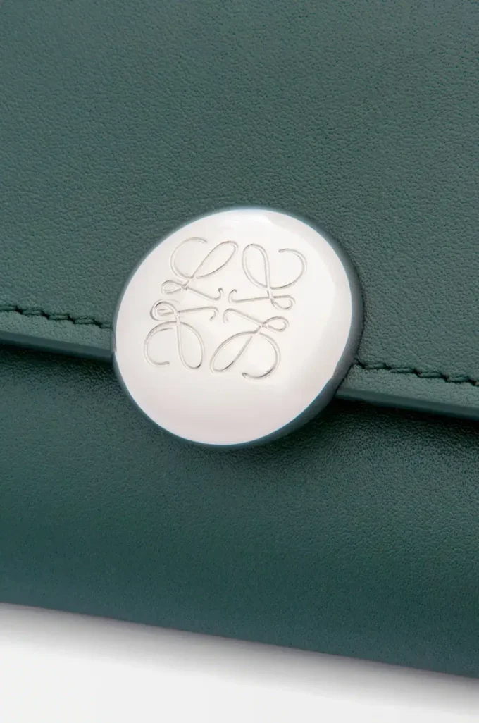 Petit portefeuille vertical Pebble en cuir de veau nappa brillant Deep Forest