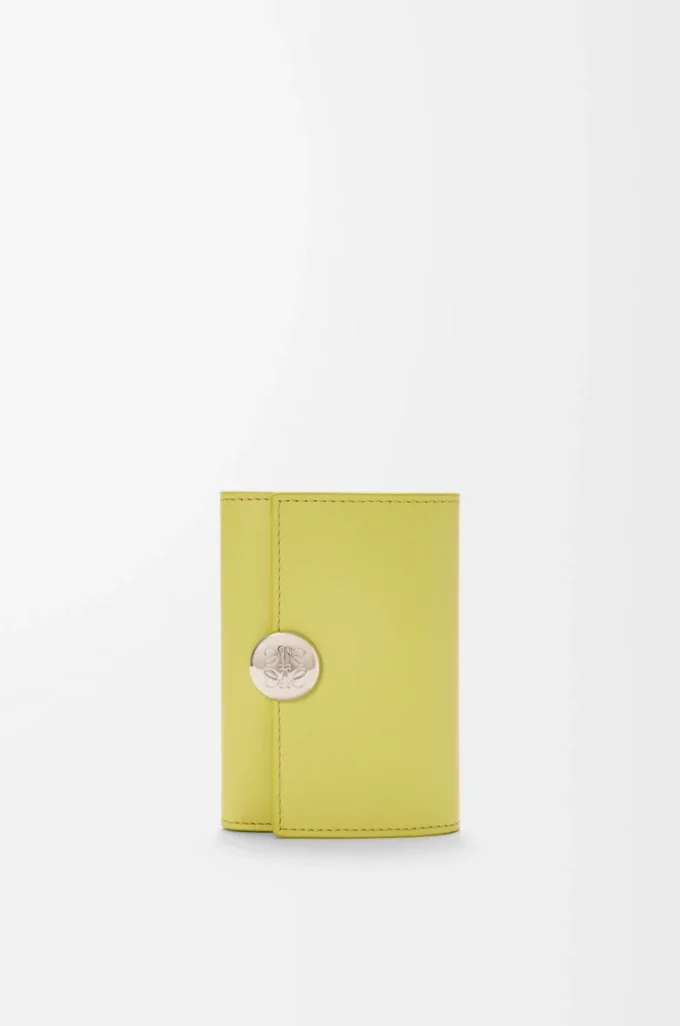 Petit portefeuille vertical Pebble en cuir de veau nappa brillant Light Citrine