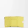 Petit portefeuille vertical Pebble en cuir de veau nappa brillant Light Citrine