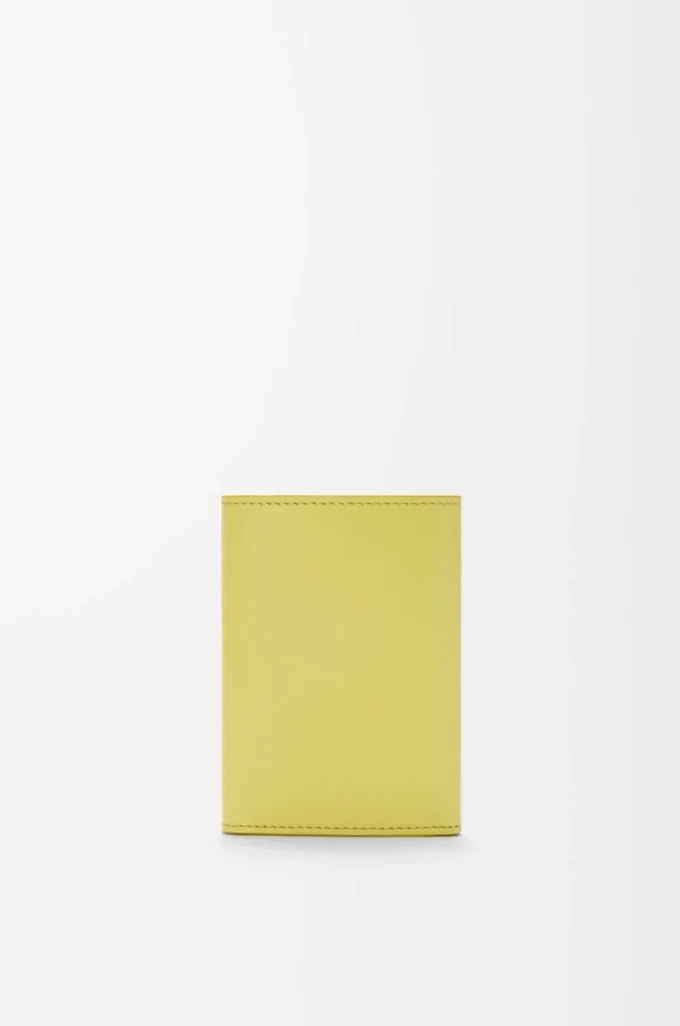 Petit portefeuille vertical Pebble en cuir de veau nappa brillant Light Citrine