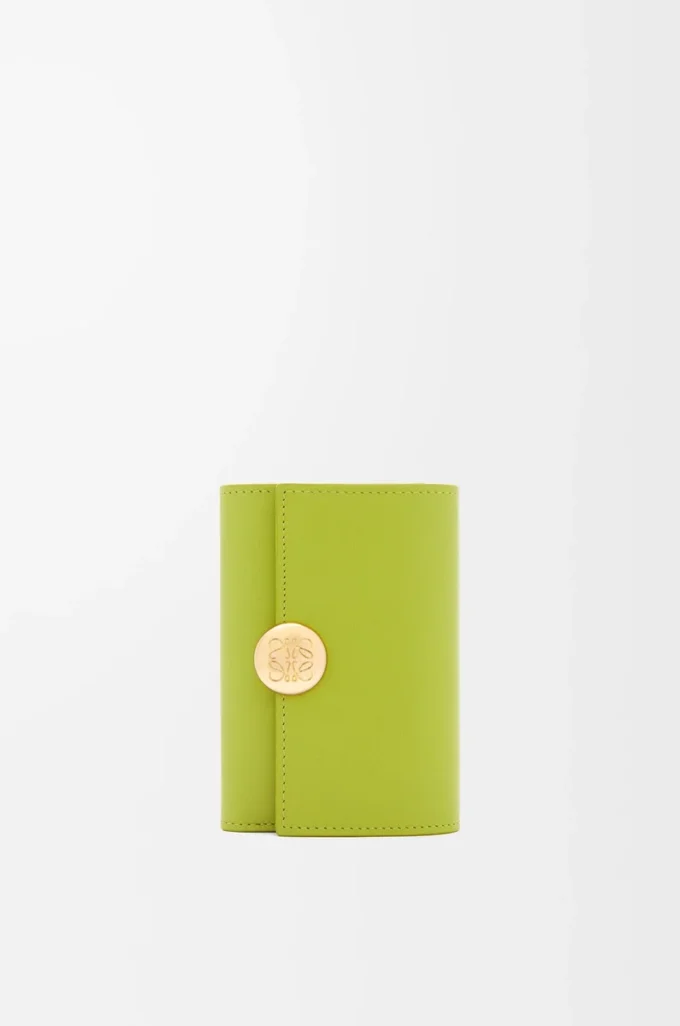 Petit portefeuille vertical Pebble en cuir de veau nappa brillant Meadow Green Petit portefeuille vertical Pebble en cuir de veau nappa brillant Meadow Green