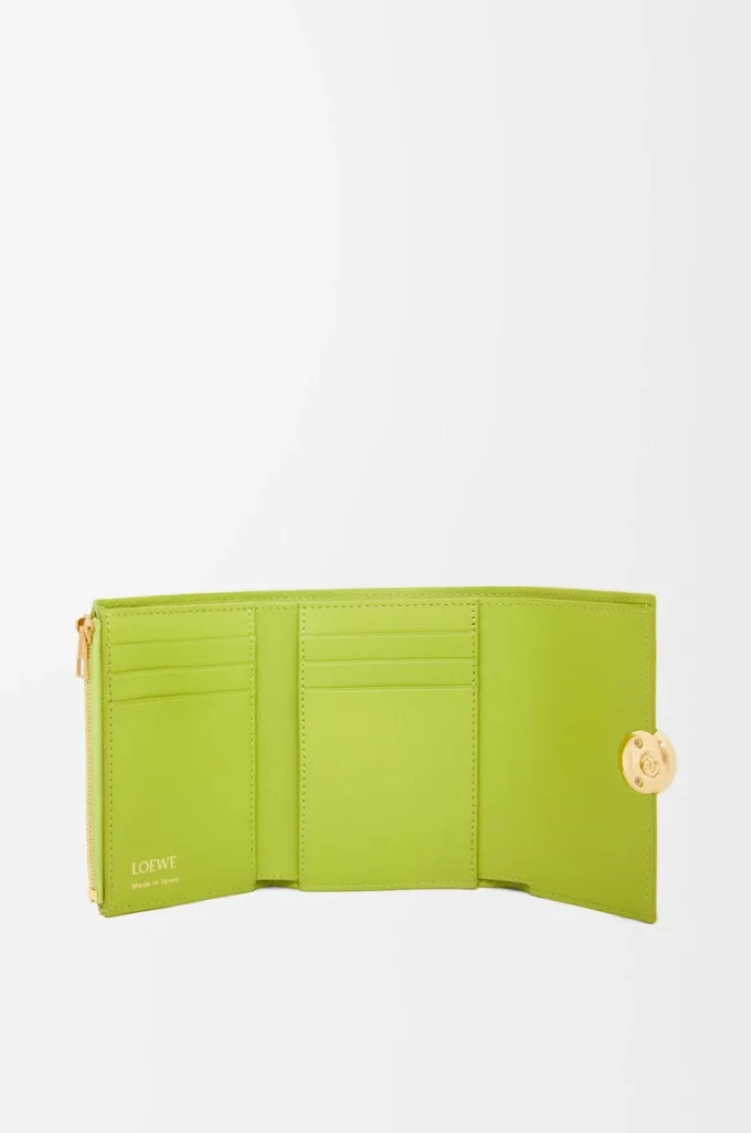 Petit portefeuille vertical Pebble en cuir de veau nappa brillant Meadow Green Petit portefeuille vertical Pebble en cuir de veau nappa brillant Meadow Green