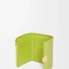 Petit portefeuille vertical Pebble en cuir de veau nappa brillant Meadow Green Petit portefeuille vertical Pebble en cuir de veau nappa brillant Meadow Green
