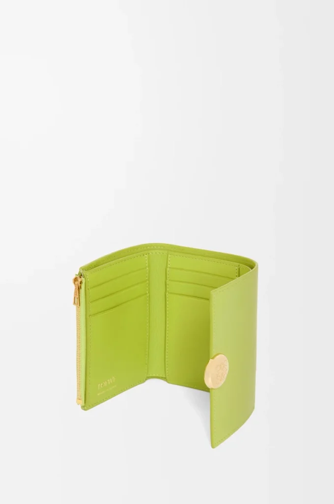 Petit portefeuille vertical Pebble en cuir de veau nappa brillant Meadow Green Petit portefeuille vertical Pebble en cuir de veau nappa brillant Meadow Green