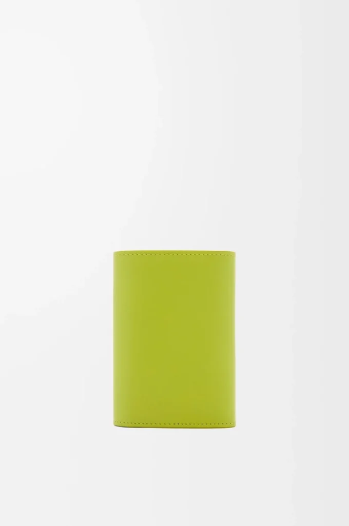 Petit portefeuille vertical Pebble en cuir de veau nappa brillant Meadow Green Petit portefeuille vertical Pebble en cuir de veau nappa brillant Meadow Green