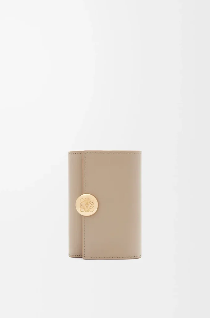 Petit portefeuille vertical Pebble en cuir de veau nappa brillant Sand