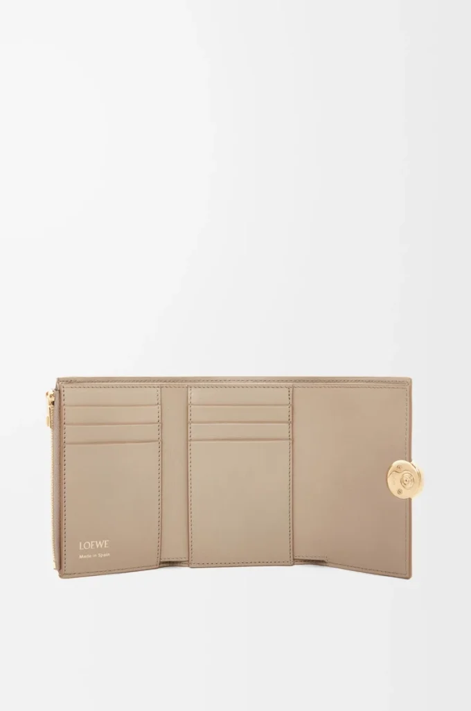 Petit portefeuille vertical Pebble en cuir de veau nappa brillant Sand