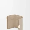 Petit portefeuille vertical Pebble en cuir de veau nappa brillant Sand