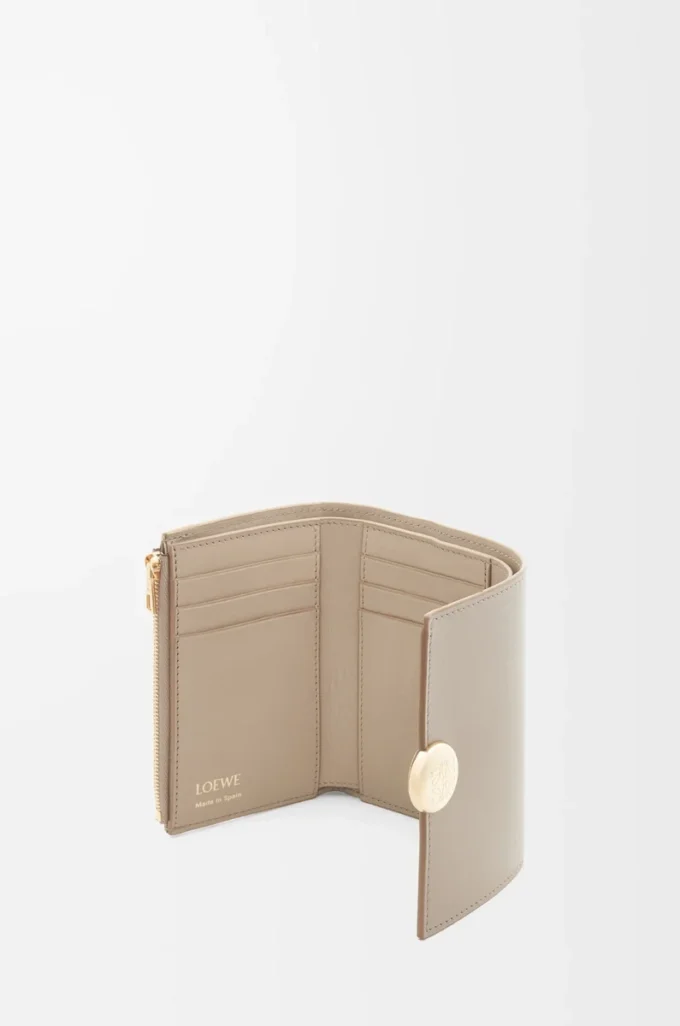 Petit portefeuille vertical Pebble en cuir de veau nappa brillant Sand