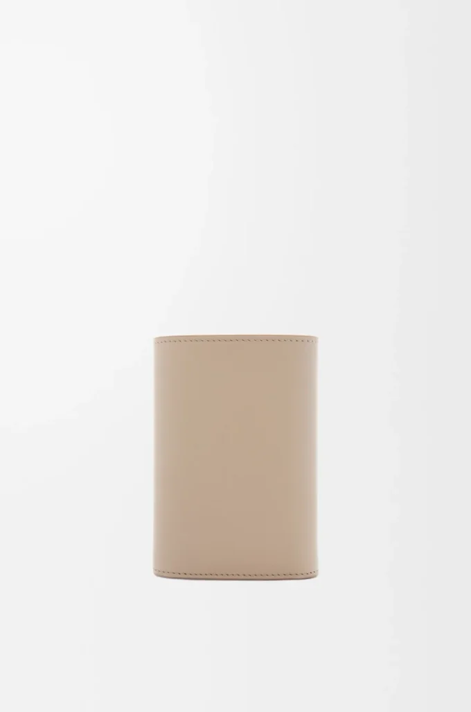Petit portefeuille vertical Pebble en cuir de veau nappa brillant Sand