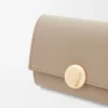 Petit portefeuille vertical Pebble en cuir de veau nappa brillant Sand