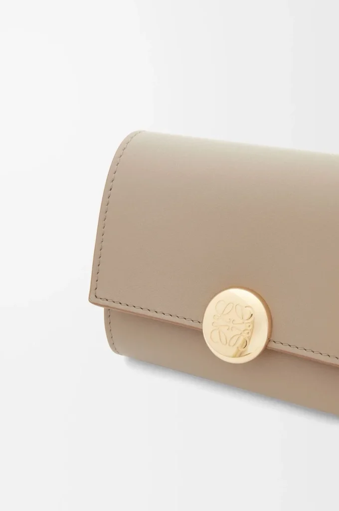 Petit portefeuille vertical Pebble en cuir de veau nappa brillant Sand