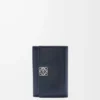 Petit portefeuille vertical Puffer Anagram en cuir de veau nappa brillant bleu marine foncé Petit portefeuille vertical Puffer Anagram en cuir de veau nappa brillant bleu marine foncé