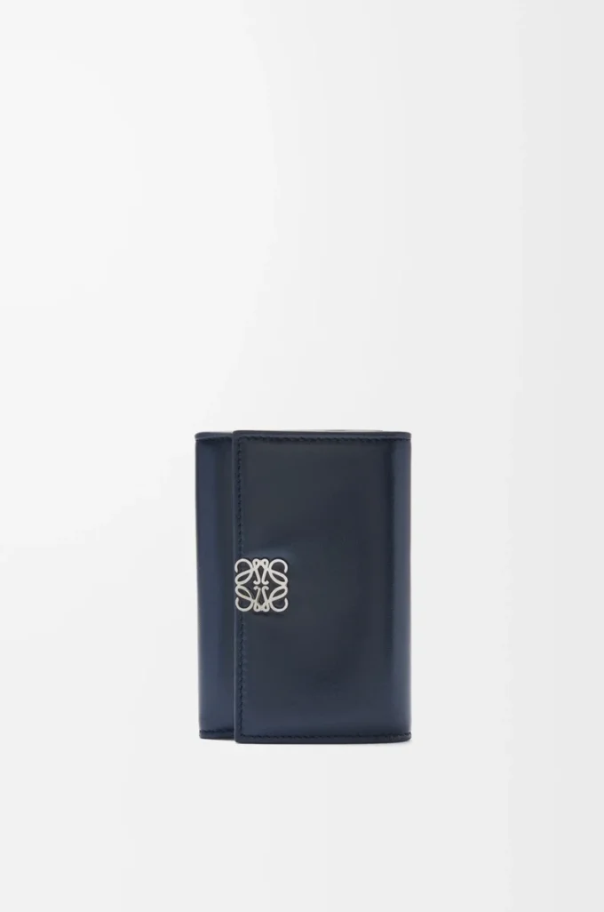 Petit portefeuille vertical Puffer Anagram en cuir de veau nappa brillant bleu marine foncé Petit portefeuille vertical Puffer Anagram en cuir de veau nappa brillant bleu marine foncé
