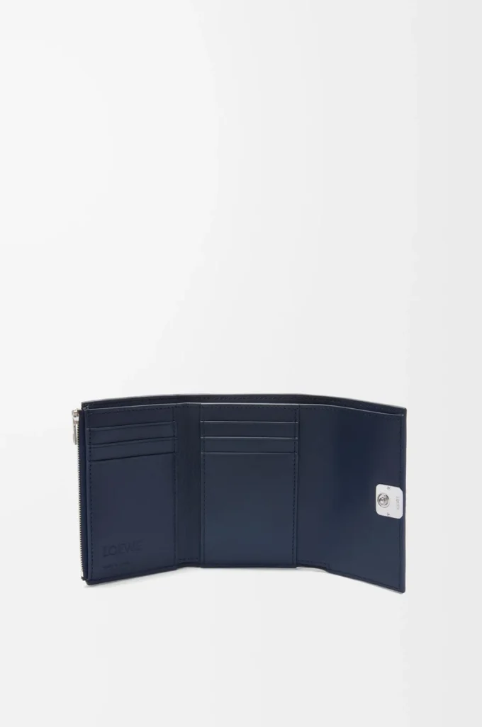 Petit portefeuille vertical Puffer Anagram en cuir de veau nappa brillant bleu marine foncé Petit portefeuille vertical Puffer Anagram en cuir de veau nappa brillant bleu marine foncé